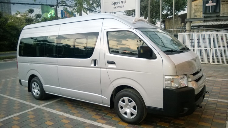 toyota-hiace-3-cho thue xe gia re