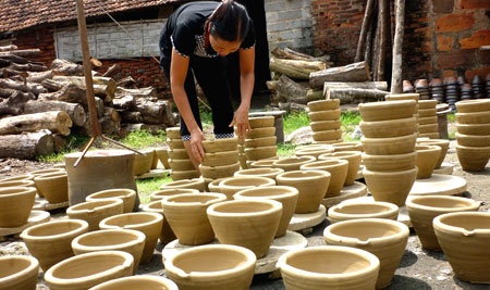 Làng gốm cổ truyền Bát Tràng - Hà Nội