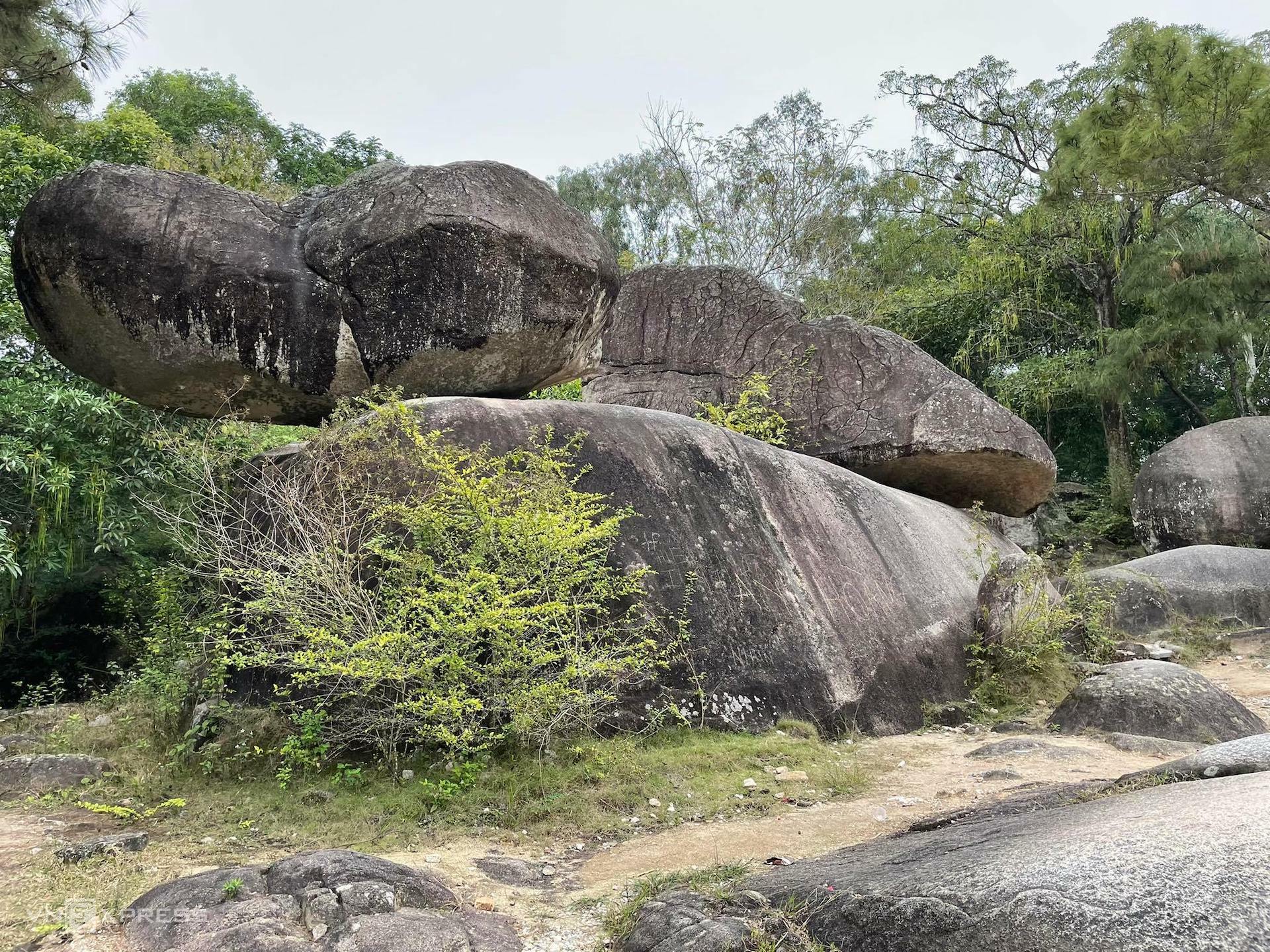 Hòn trống mái