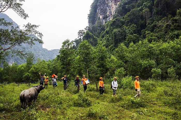 Khám phá hang Chà Lòi theo hình thức Trekking trong rừng trải nghiệm.