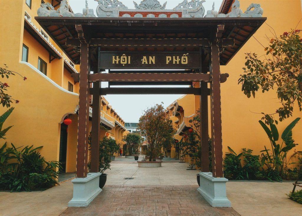 Phố cổ Hội An tái hiện chân thực với ngôi nhà nhuộm vàng cổ kính, giàn hoa giấy đẹp, đèn lồng đa sắc màu…