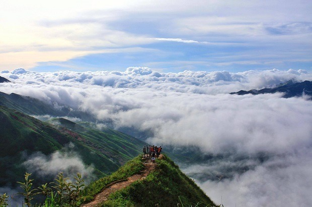 Tà Xùa có nhiều cung đường săn mây đẹp và sống lưng khủng long là một trong số đó.