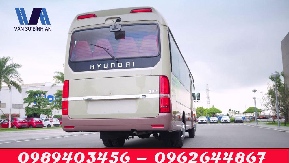 Xe Hyundai New County nhìn từ phía sau