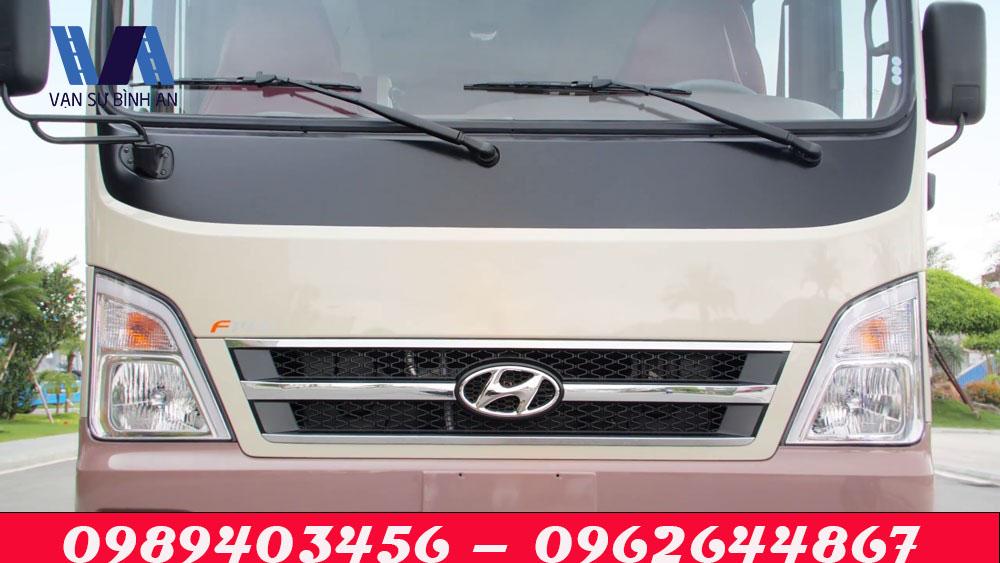 Cụm đèn pha phía trước của xe khách Hyundai County 29 chỗ