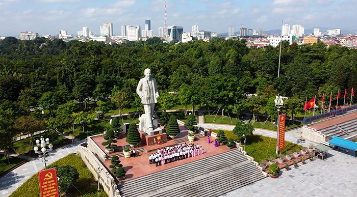 quang-truong-ho-chi-minh-2