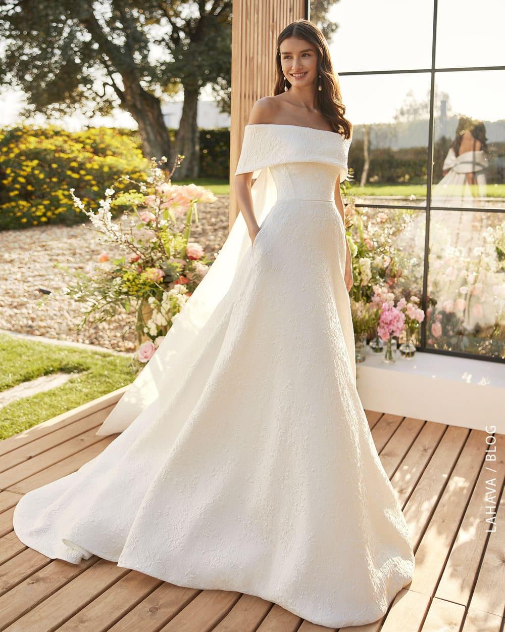 Top 10 mẫu váy cưới màu vàng ánh kim đẹp lung linh 2024 - Áo Dài NiNi