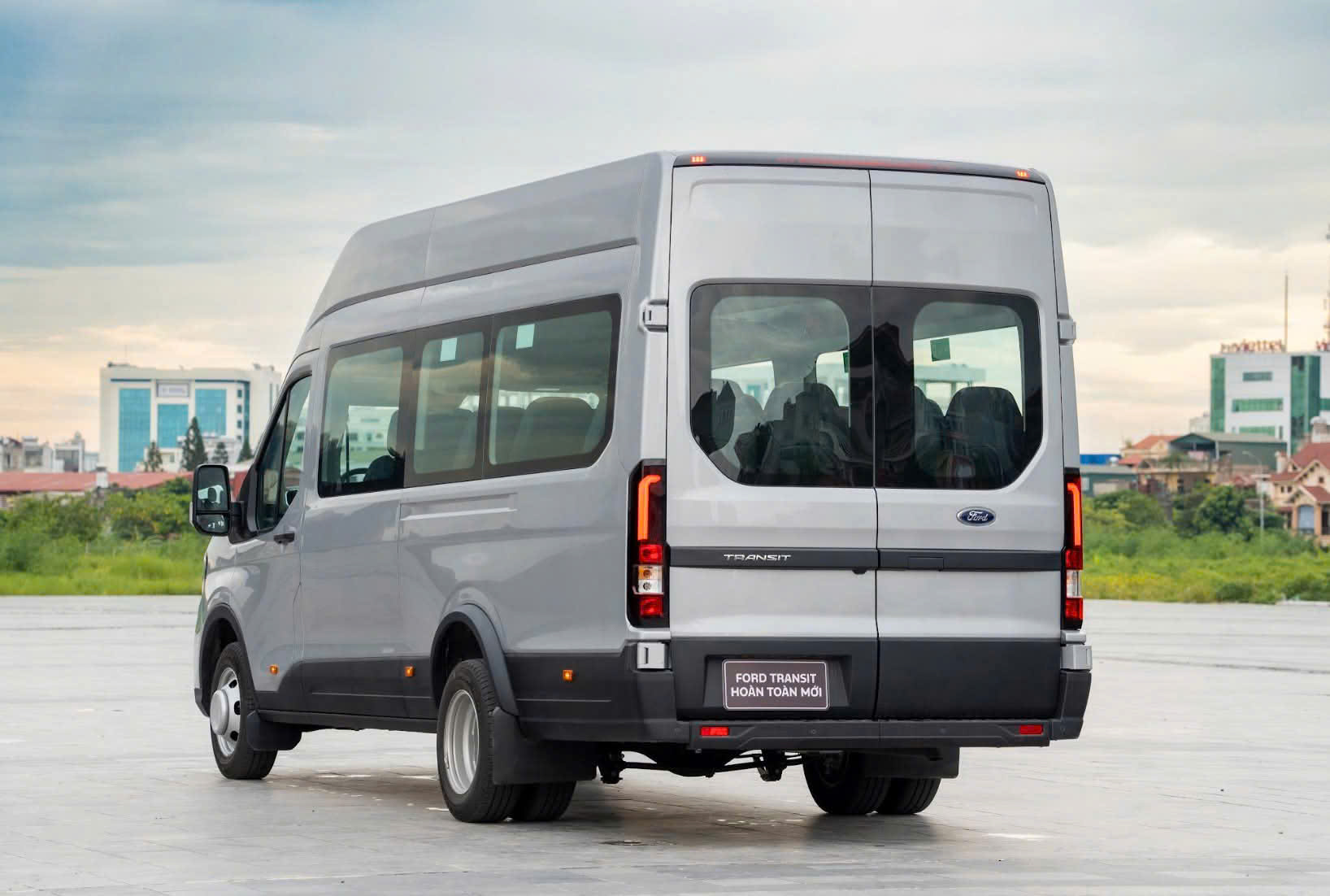 Dich vu cho thue xe ford transit premium 18 cho cao cap 1