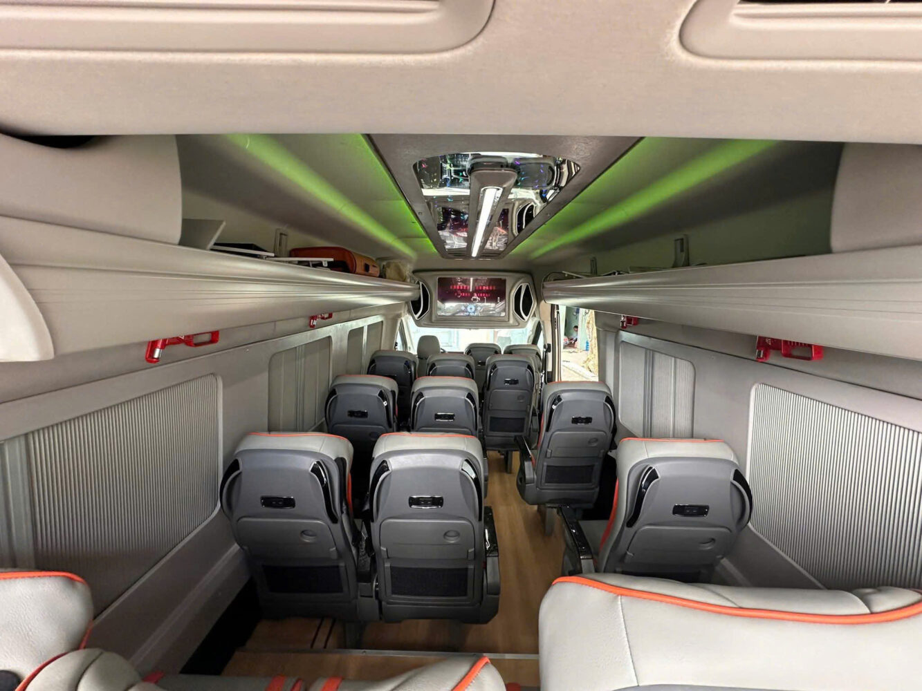 Dich vu cho thue xe ford transit premium 18 cho cao cap 11