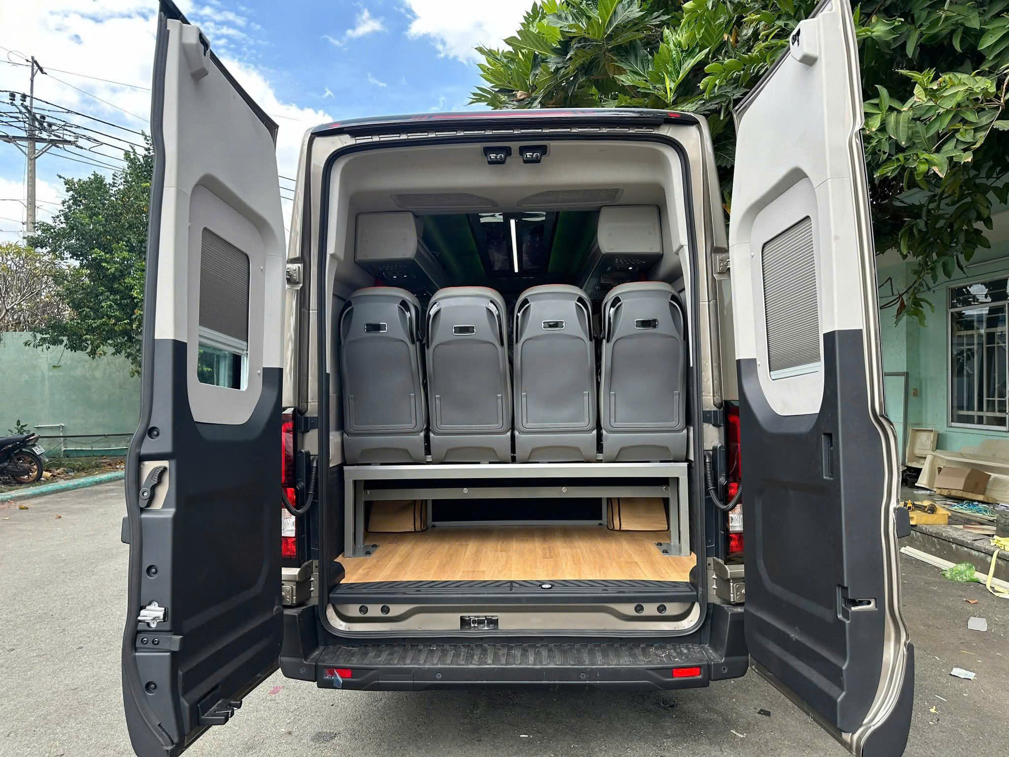 Dich vu cho thue xe ford transit premium 18 cho cao cap 8